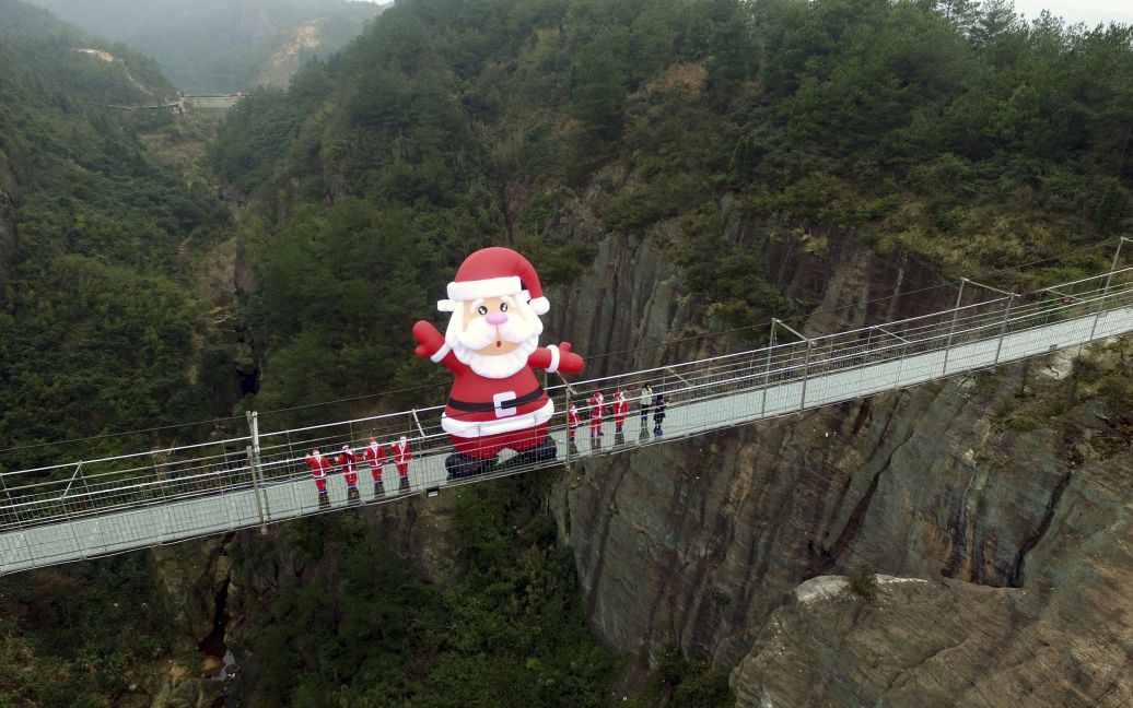 В Юеян (КНР) на скляному мосту встановили гігантського надувного Санта-Клауса / © Reuters
