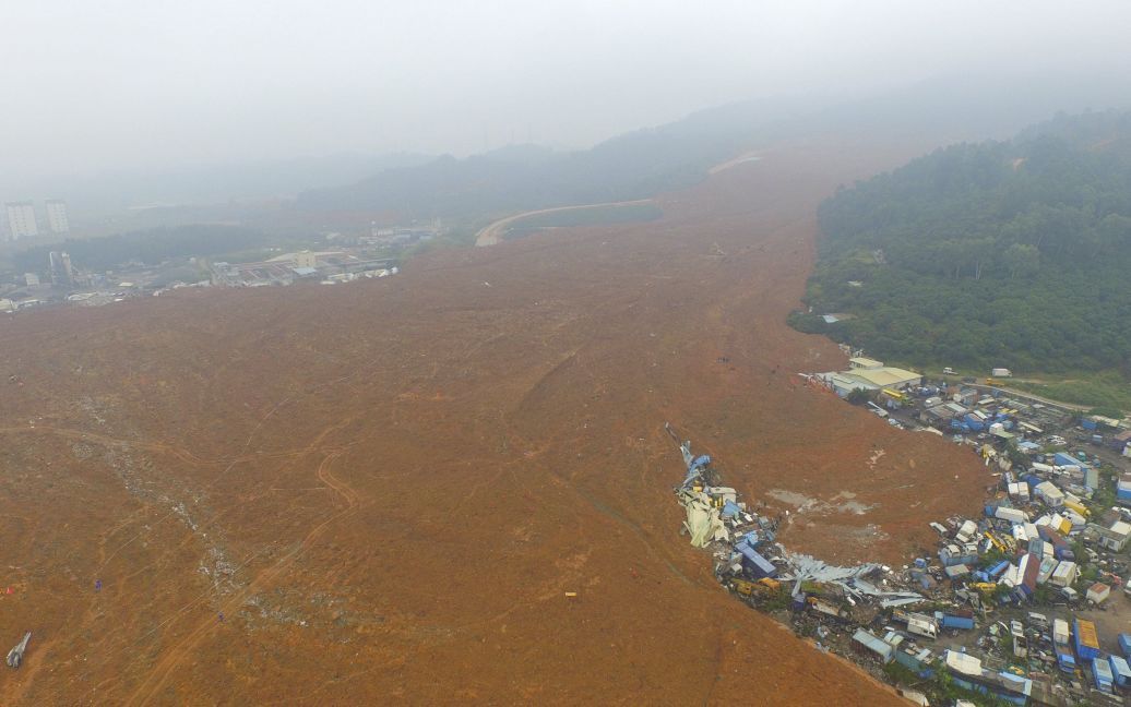 Вид з повітря на наслідки зсуву грунту, який вдарив по індустріальному парку в китайському міста Шеньчжень. / © Reuters