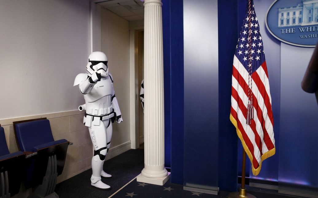 Після відходу президента в залі з&#039;явилися штурмовики і вкотився дроїд R2-D2 / © Reuters