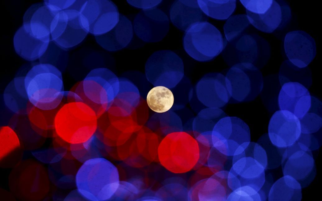 Reuters показав магічні фото повного Місяца на Різдво / © Reuters