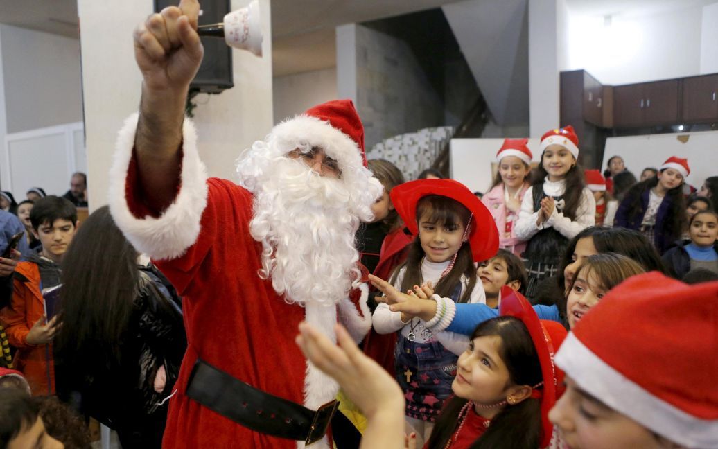 Іракські та сирійські діти-біженці святкують Різдво під час свята, організованого Блаженнішим Архієпископом Мішелем Квасарджі, єпархією халдеїв у місті Бабдаа, Ліван. / © Reuters