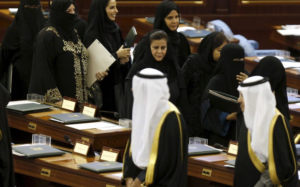 Жінки-депутатки Ради Шури присутні на засіданні під головуванням короля Саудівської Аравії Салмана в Ер-Ріяді. Цього року саудівські жінки вперше в історії отримали право голосу і право бути обраними у муніципальні збори - Раду Шури. / © Reuters