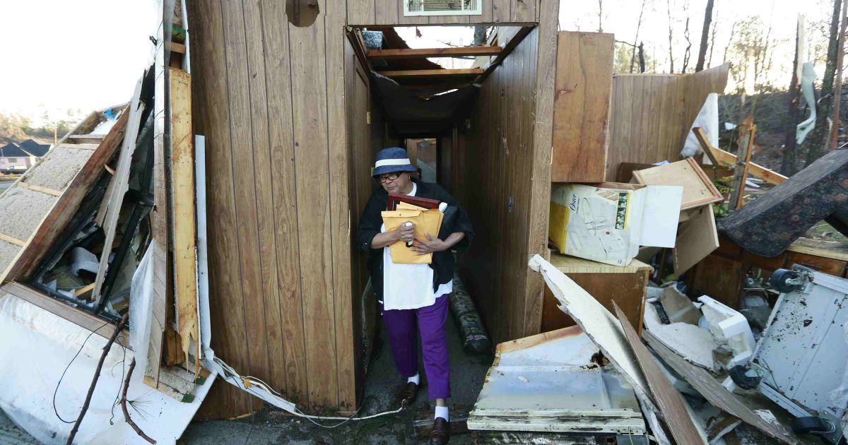 В Індіані і Арканзасі штормовий вітер видирав дерева з корінням, зносив дахи будинків і руйнував стовпи ліній електропередачі / © Reuters