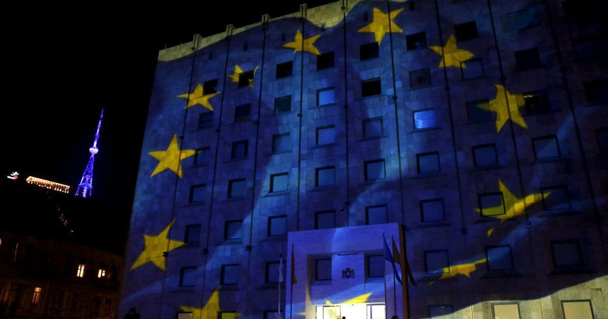 Европейский флаг проецируется на здание правительства, а телебашня освещается синим в фоновом режиме в Тбилиси, Грузия. 18 декабря Европейская комиссия поддержала безвизовый режим для Грузии и Украины и предложит либерализацию визового режима в следующем году.