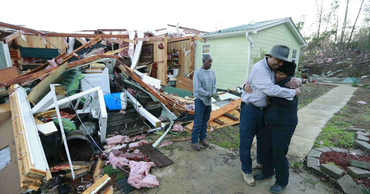 В Індіані і Арканзасі штормовий вітер видирав дерева з корінням, зносив дахи будинків і руйнував стовпи ліній електропередачі / © Reuters