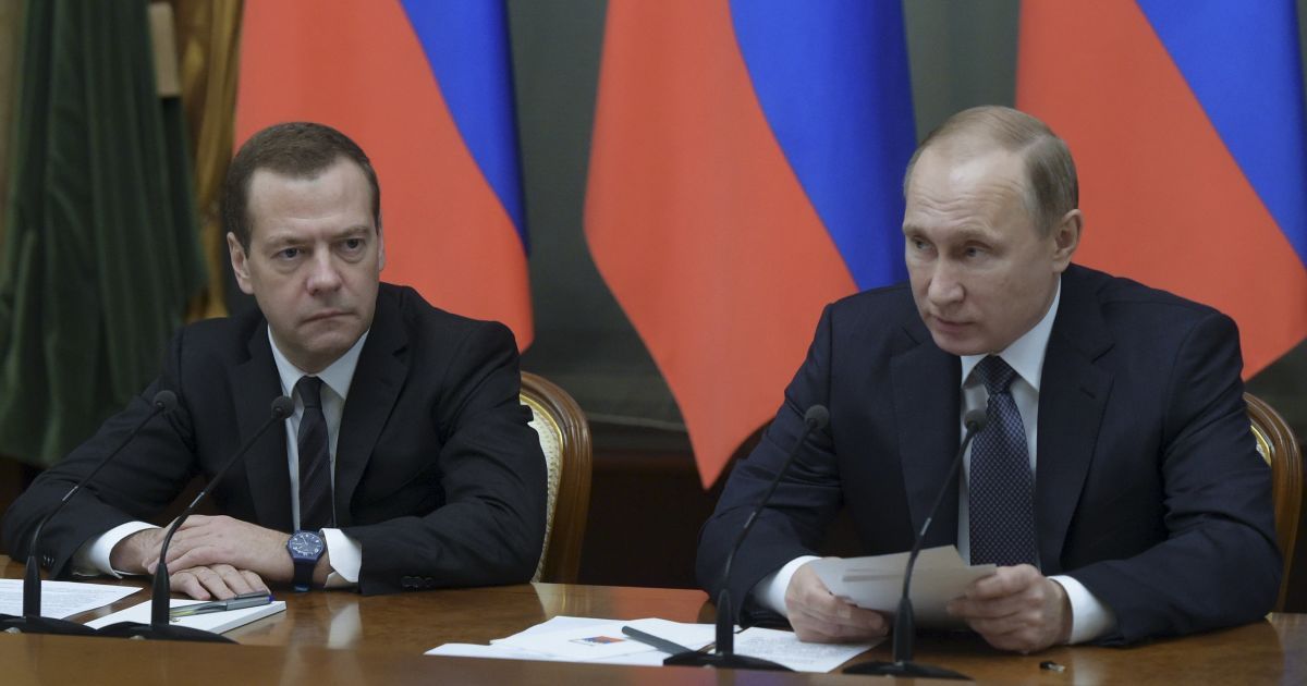 "Вы держитесь здесь". Путин уверил, что слова Медведева о пенсиях "вырваны из контекста"
