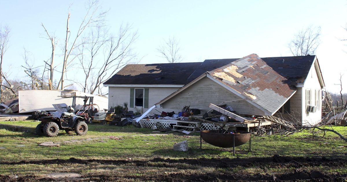 В Індіані і Арканзасі штормовий вітер видирав дерева з корінням, зносив дахи будинків і руйнував стовпи ліній електропередачі / © Reuters