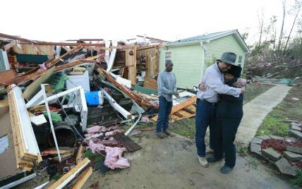 Число жертв разрушительных торнадо в США постоянно растет
