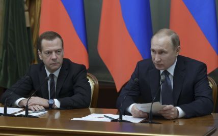 "Вы держитесь здесь". Путин уверил, что слова Медведева о пенсиях "вырваны из контекста"
