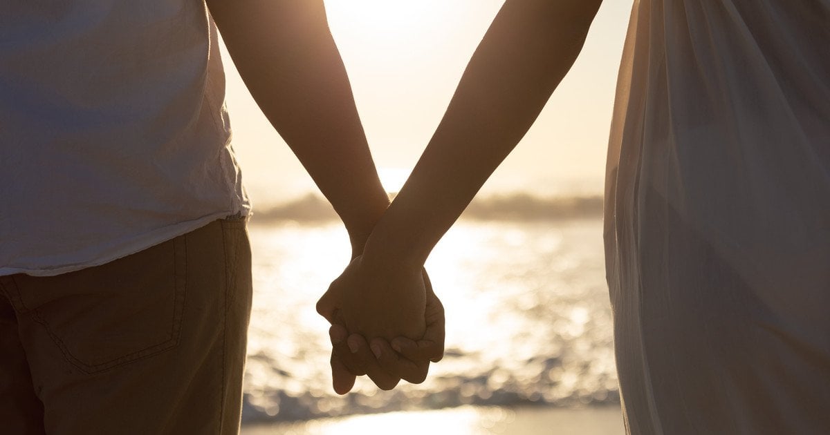 Пара тримається за руки