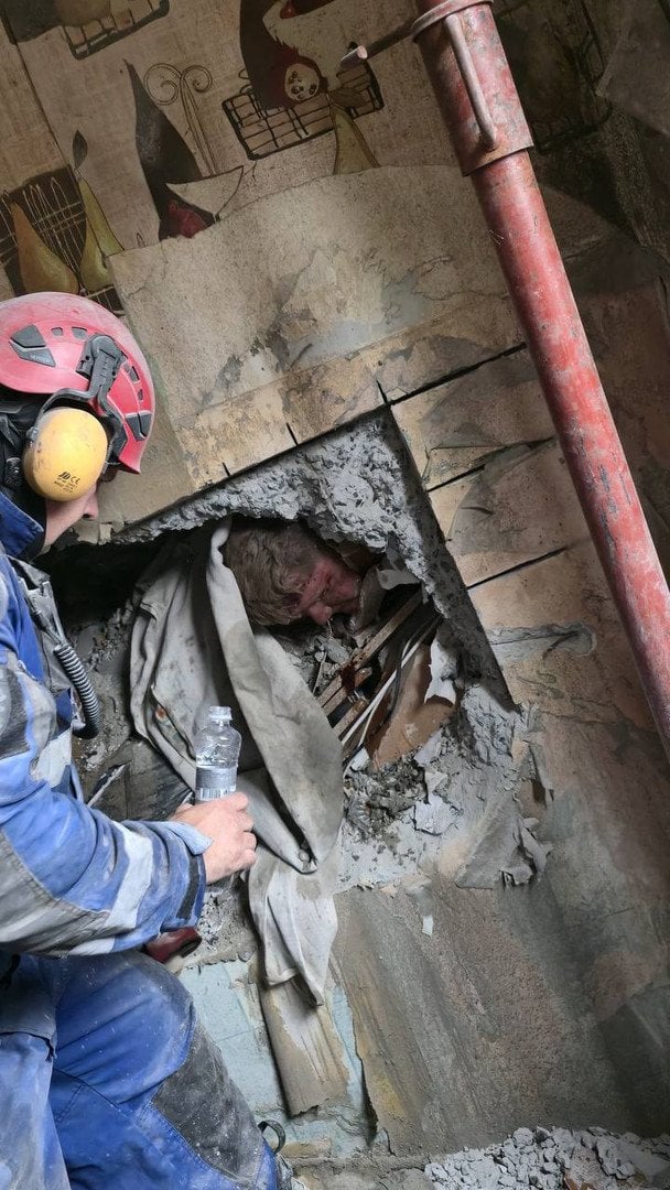 Спасатели деблокировали мужчину из-под завалов
