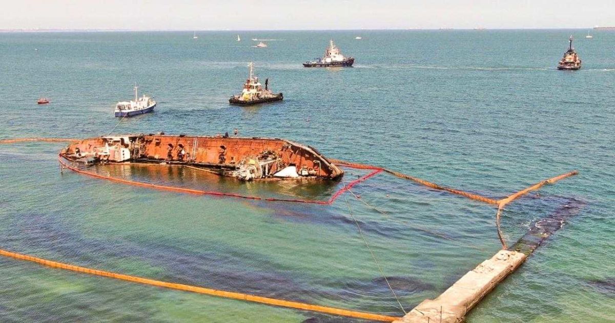 Танкер "Делфі" залишається на пляжі Одеси - операція з підняття продовжиться завтра