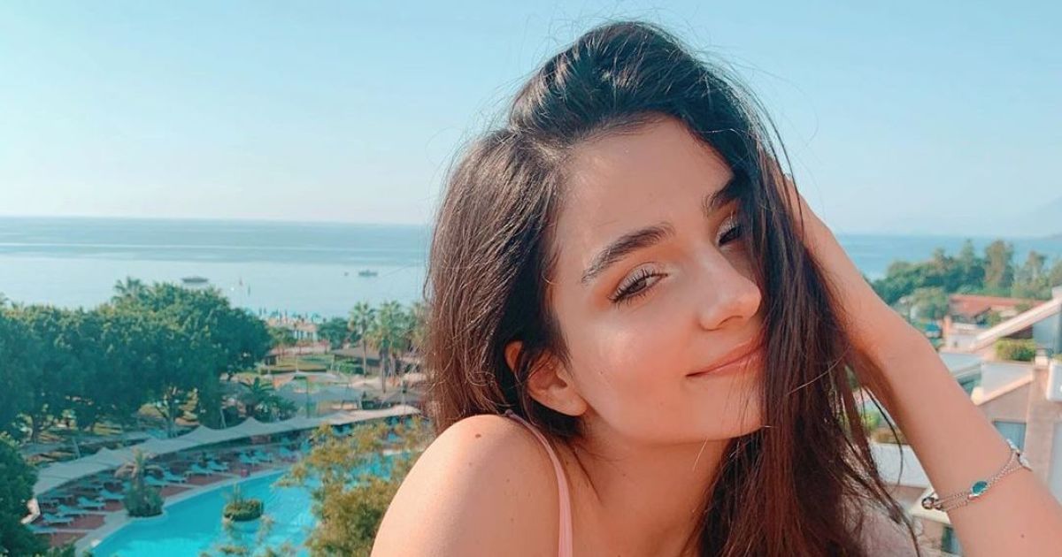 Анна Трінчер з подружками у купальниках похизувалися пружними сідницями