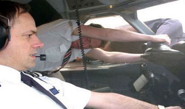Бортпровідники тримали пілота за ноги після того, як його висмоктало з вікна кабіни / © twitter.com/mrwtffacts
