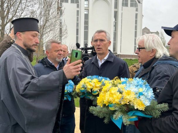 Генсек НАТО Єнс Столтенберг у Бучі / Фото: Анатолій Федорук