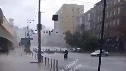 На Київ обрушилась потужна злива з градом