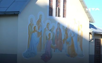 Во Львове священник переписал церковь на дочь и не впускает в храм прихожан: видео