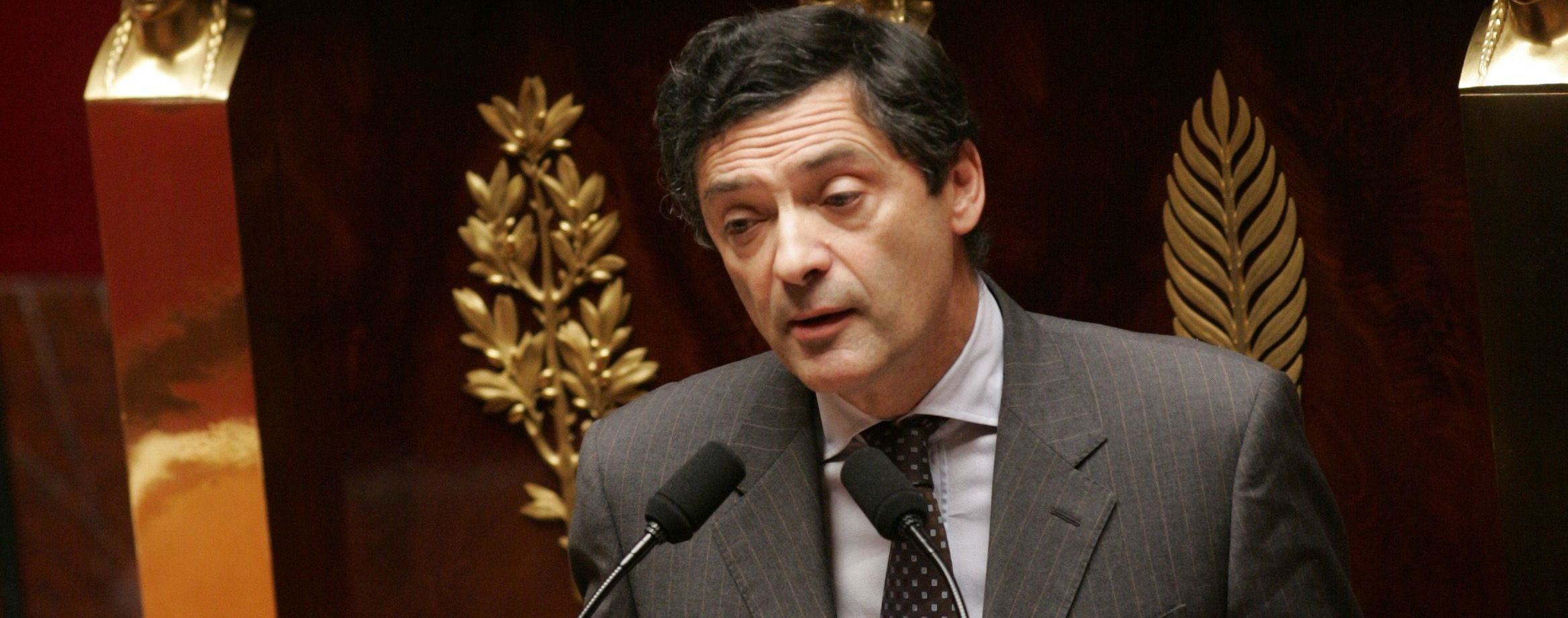 Во Франции от коронавируса умер советник бывших президентов Жака Ширака и Николя Саркози