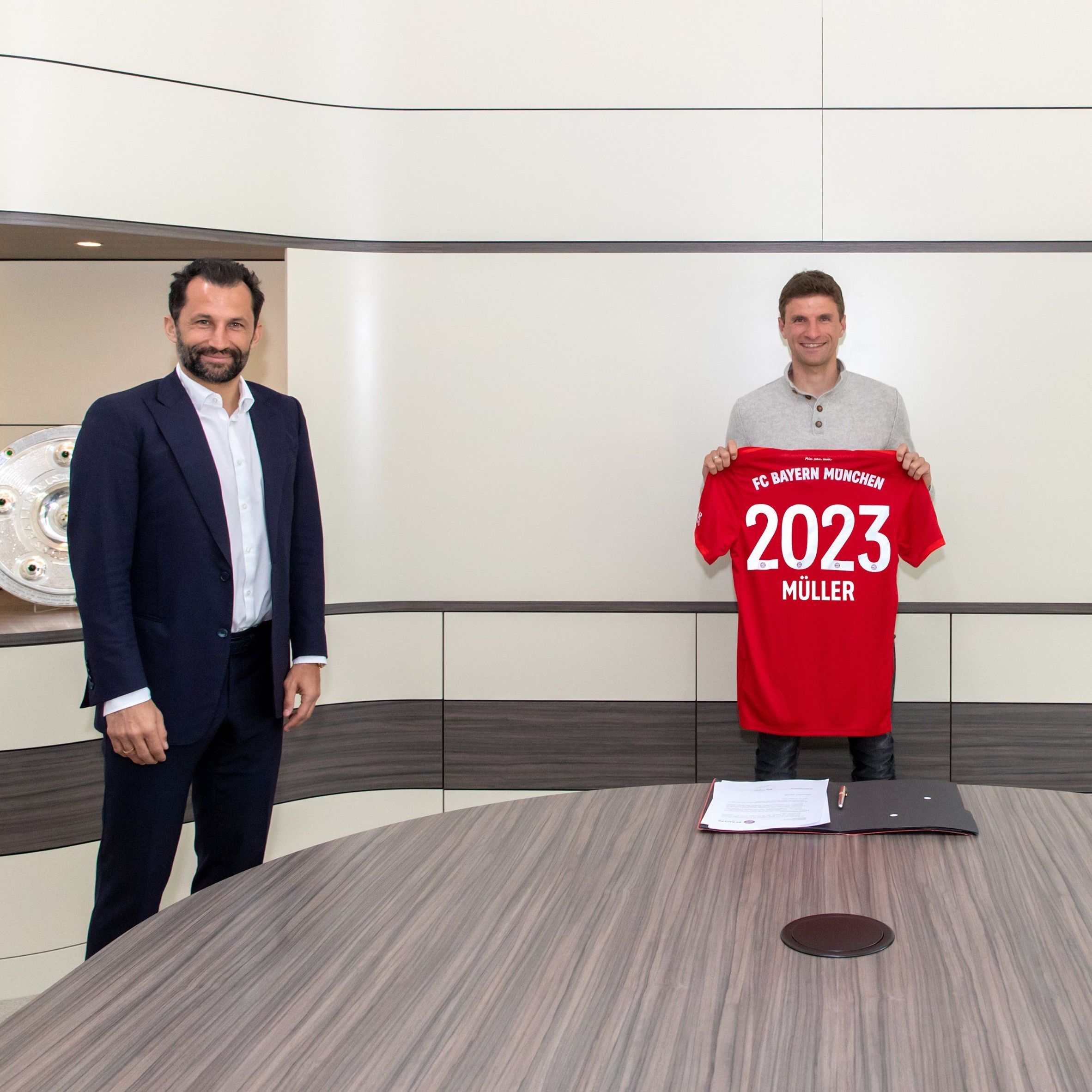 Нападник "Баварії" підписав новий контракт за правилами соціальної дистанції та отримав респект від фанатів