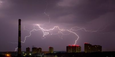 Шквальный ветер повалил деревья и оставил без света людей в трех районах: в Киеве непогода наделала бед