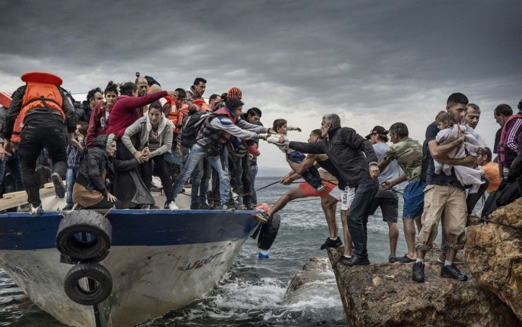 Перше місце в номінації Contemporary Issues Single. Біженці прибувають до берега грецького острова. Фото Антоніо Масьєлло (NurPhoto / ZUMA Press) / © 