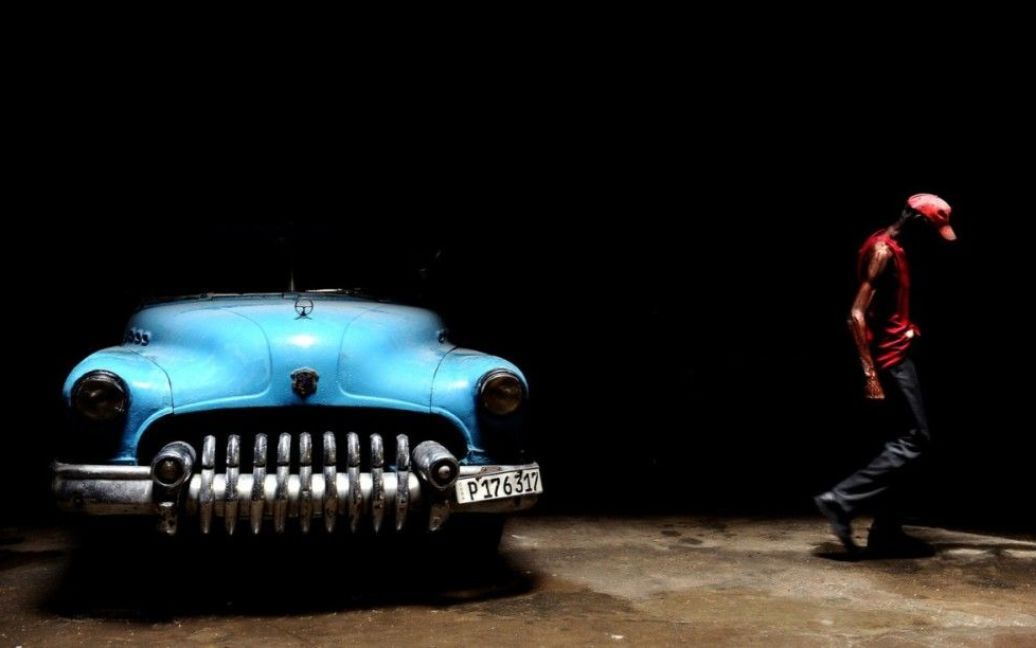 Переможець в номінації Pictorial. Працівник парковки проходить повз старий автомобіль в одній з майстерень Гавани. Фото Валлі Скалія (Los Angeles Times) / © 