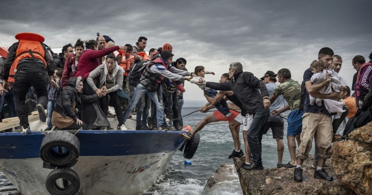 Первое место в номинации Contemporary Issues Single. Беженцы прибывают к берегу греческого острова. Фото Антонио Масьелло (NurPhoto / ZUMA Press)