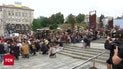 Слезы под дождем: репортаж по прощанию с легендарным волонтером Алексеем Юковым