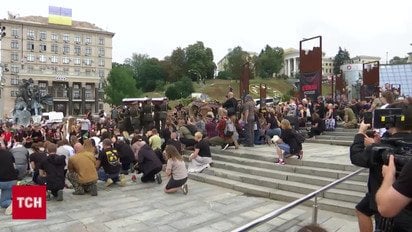 Слезы под дождем: репортаж по прощанию с легендарным волонтером Алексеем Юковым