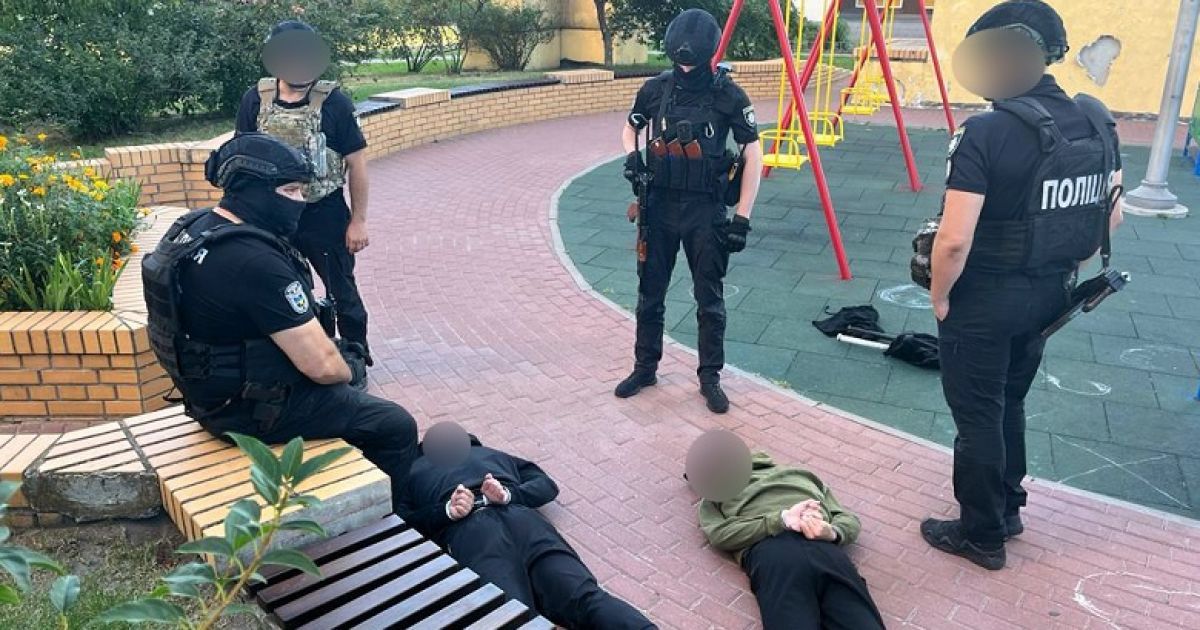 В Киеве задержали двух мужчин, которые готовили нападение на высокопоставленного чиновника налоговой службы