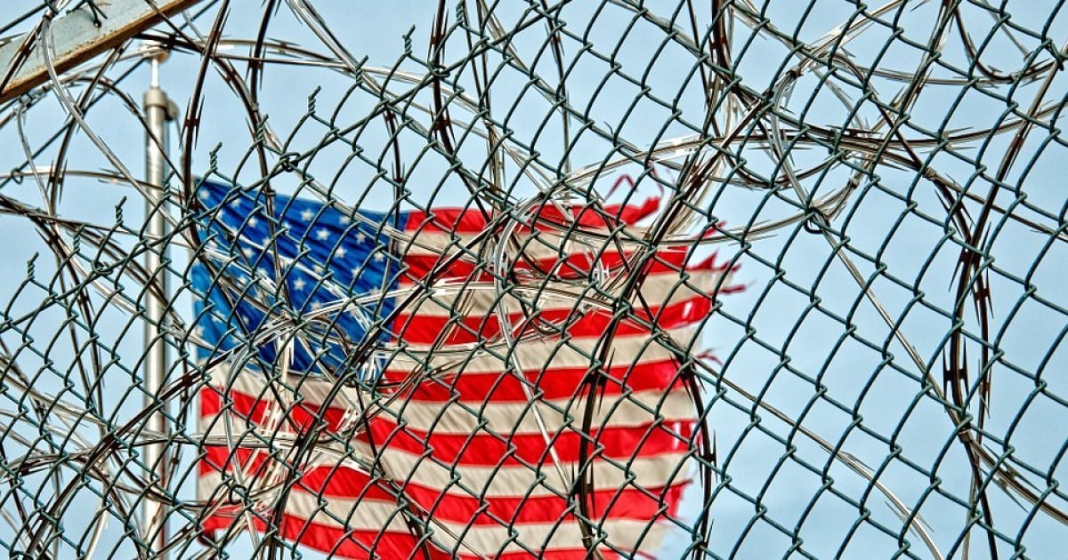 Одевали наручники и часами заставляли слушать детскую песню: в США бывшие заключенные судятся с тюремщиками