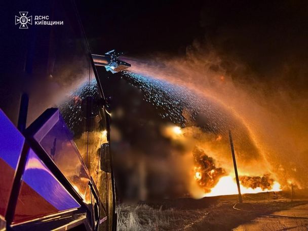 Пожежа внаслідок атаки на Київську область 27 лютого / © ДСНС України у Telegram