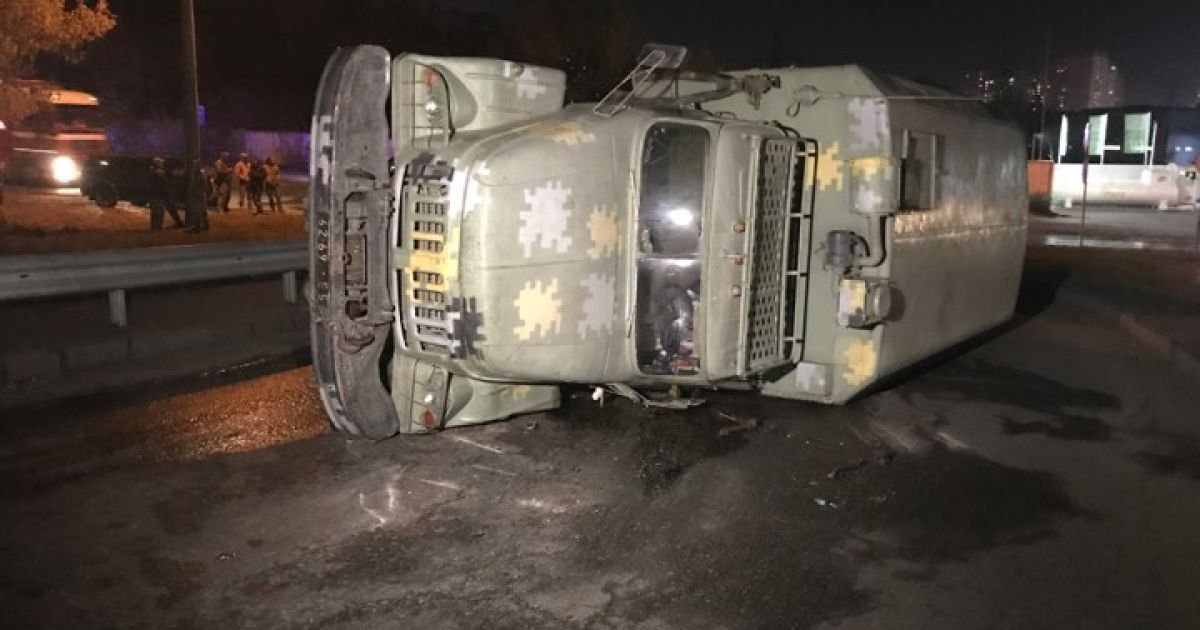 ДТП з військовою вантажівкою в Києві, 22 жовтня / © ТСН.ua