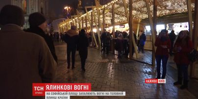 На Софійській площі люди досі очікують відкриття головного святкового майданчика країни