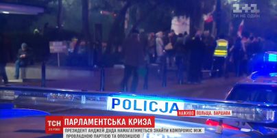 Протести в Польщі: президент Анджей Дуда підписав закон про зниження пенсійного віку
