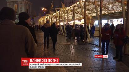 На Софийской площади люди до сих пор ожидают открытия главной праздничной площадки страны