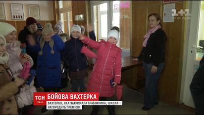 В столичной школе женщина-вахтер задержала вора