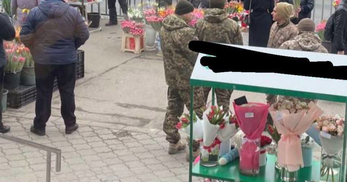 Жіночий день у Дніпрі: працівники ТЦК з повістками завітали на квіткові ринки (фото)