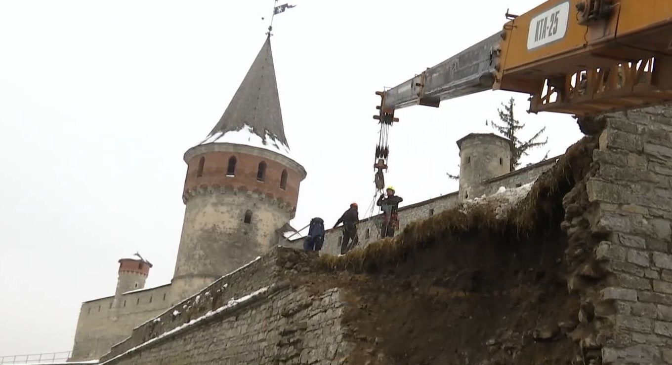 Видео — Одна из стен Каменец-Подольской крепости обвалилась на дорогу —  Страница видео