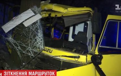 У масштабному зіткненні двох маршруток у Києві винуватять загадковий джип