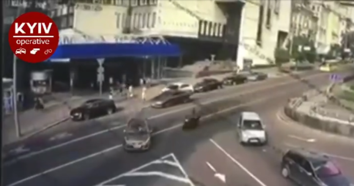 У центрі Києва мотоцикліст загинув через маневри таксиста: відео