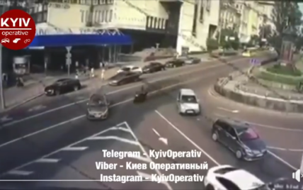 У центрі Києва мотоцикліст загинув через маневри таксиста: відео