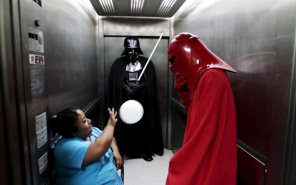 Косплеєри, одягнені у персонажів із фільмів Star Wars, жартують з ліфтером під час благодійного заходу, організованого фан-клубом фільму у дитячій лікарні у Сальвадорі. / © Reuters