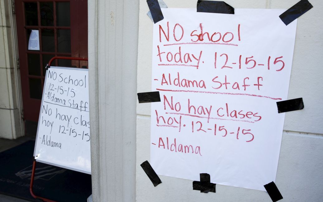 Знак, який проголошує, що занять не буде, на початковій школі Aldama у Лос-Анджелесі, Каліфорнія. 15 грудня усі школи в цьому місті були закриті після того, як чиновники повідомили про терористичну загрозу в одній з шкіл. У якій саме, чиновники не знали, тому наказали провести обшук усіх шкіл міста. / © Reuters