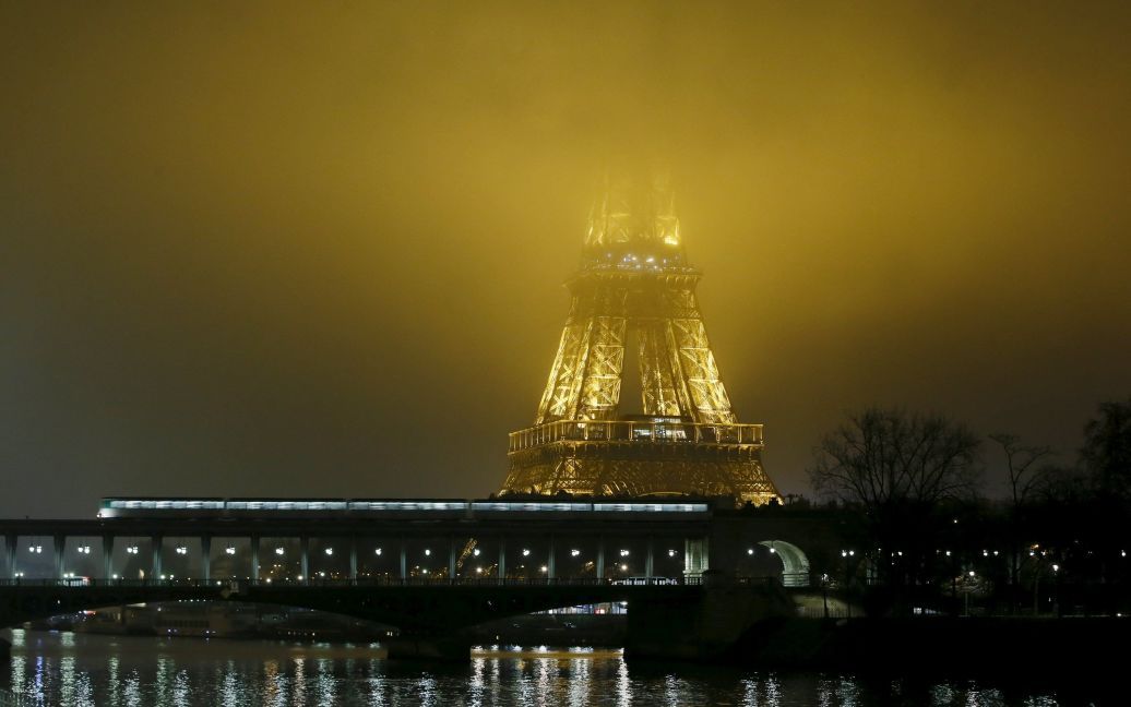 Ейфелева вежа у тумані рано вранці в Парижі. / © Reuters