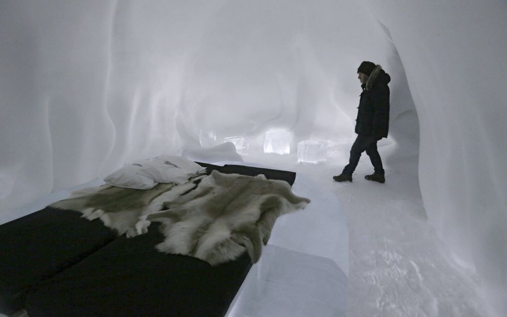 Людина заходить у кімнату в Льодовому готелі у Швеції. / © Reuters