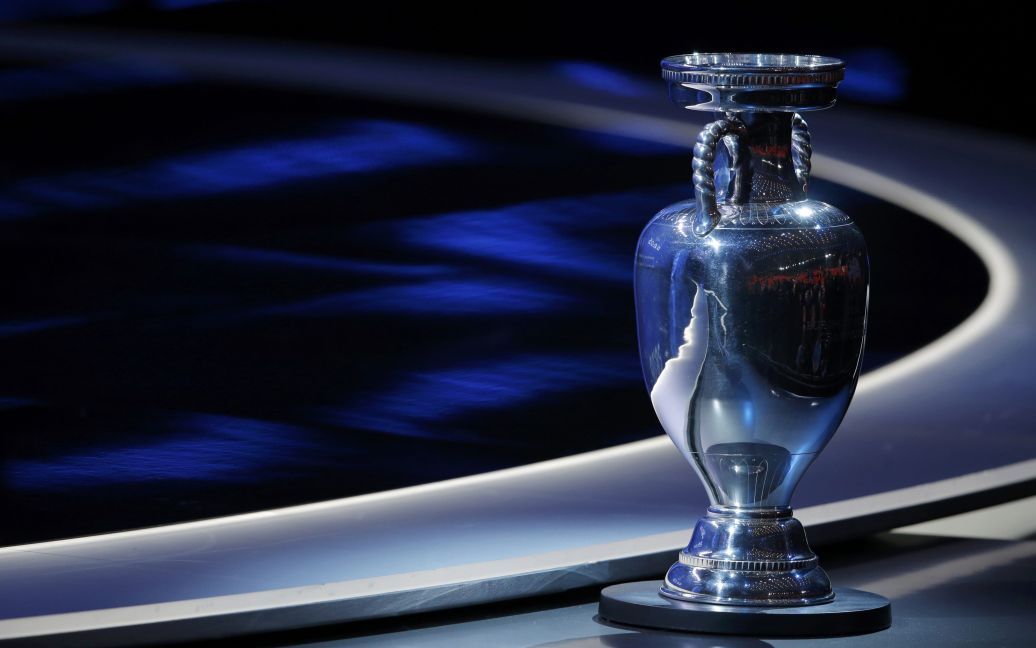 Кубок Анрі Делоне на церемонії жеребкування Євро-2016 у Парижі. 12 грудня 2015 року. / © Reuters