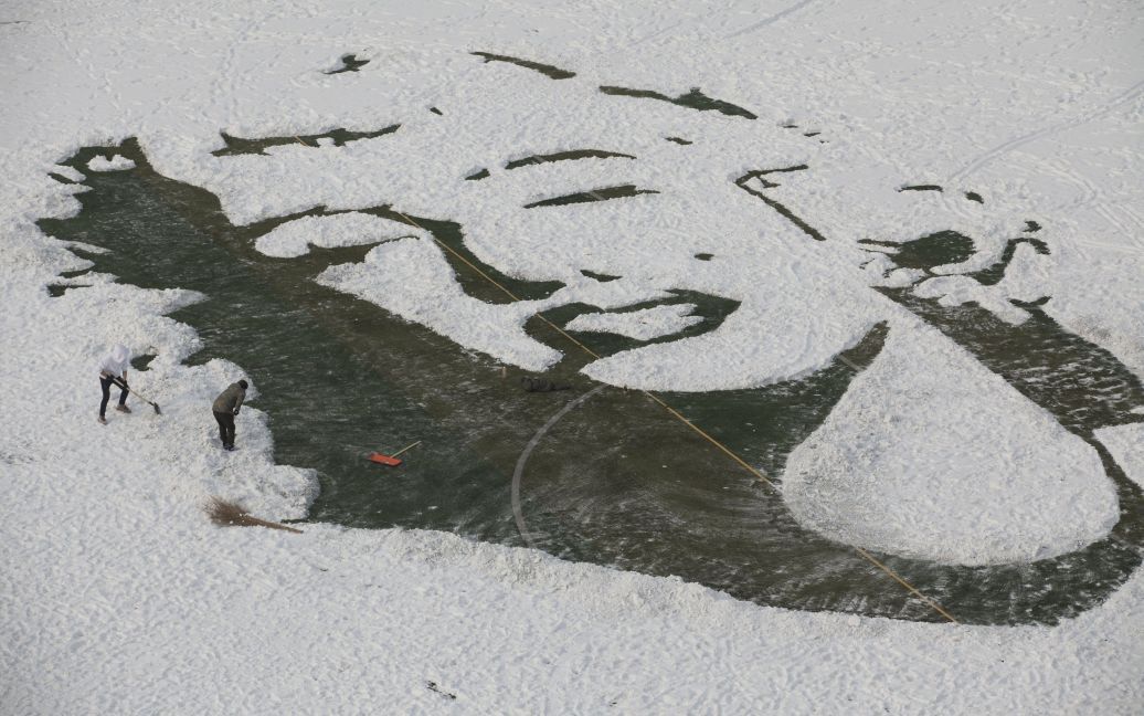 Студенты создают образ Мэрилин Монро во время уборки снега на футбольном поле в городе Чанчунь провинции Цзилинь, Китай. / © Reuters