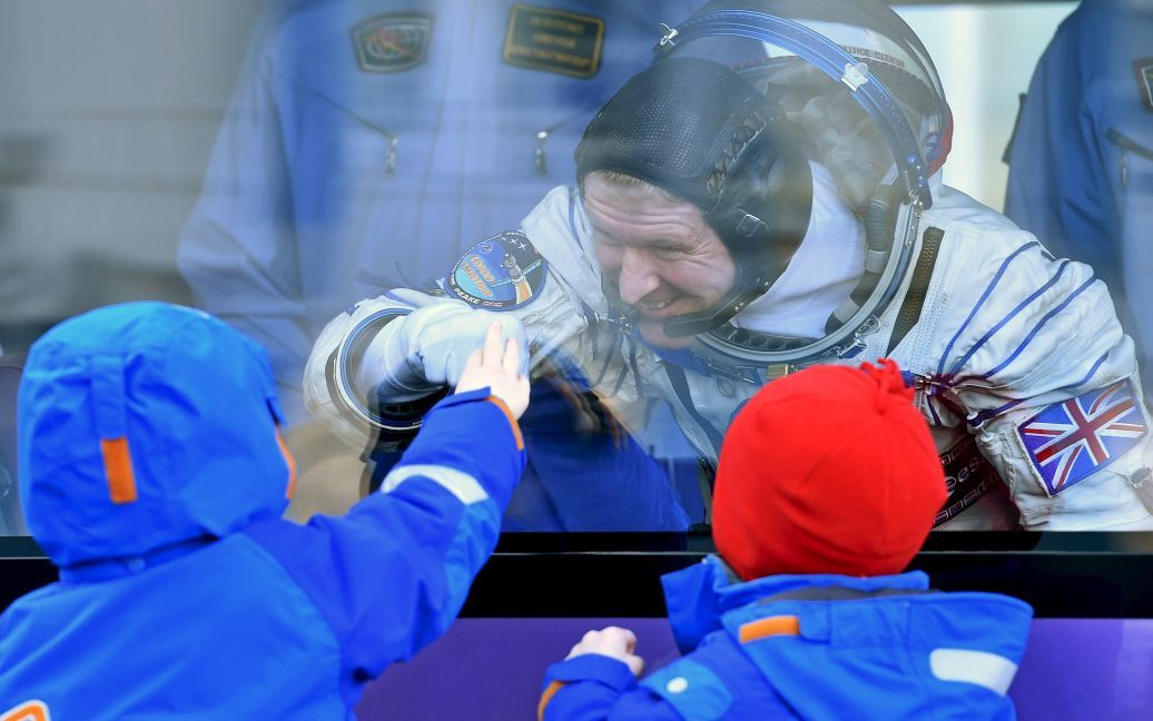 Член Міжнародної космічної станції експедиції, британський астронавт Тімоті Пік прощається зі своїми дітьми перед відправкою на МКС на космодромі Байконур у Казахстані. / © Reuters