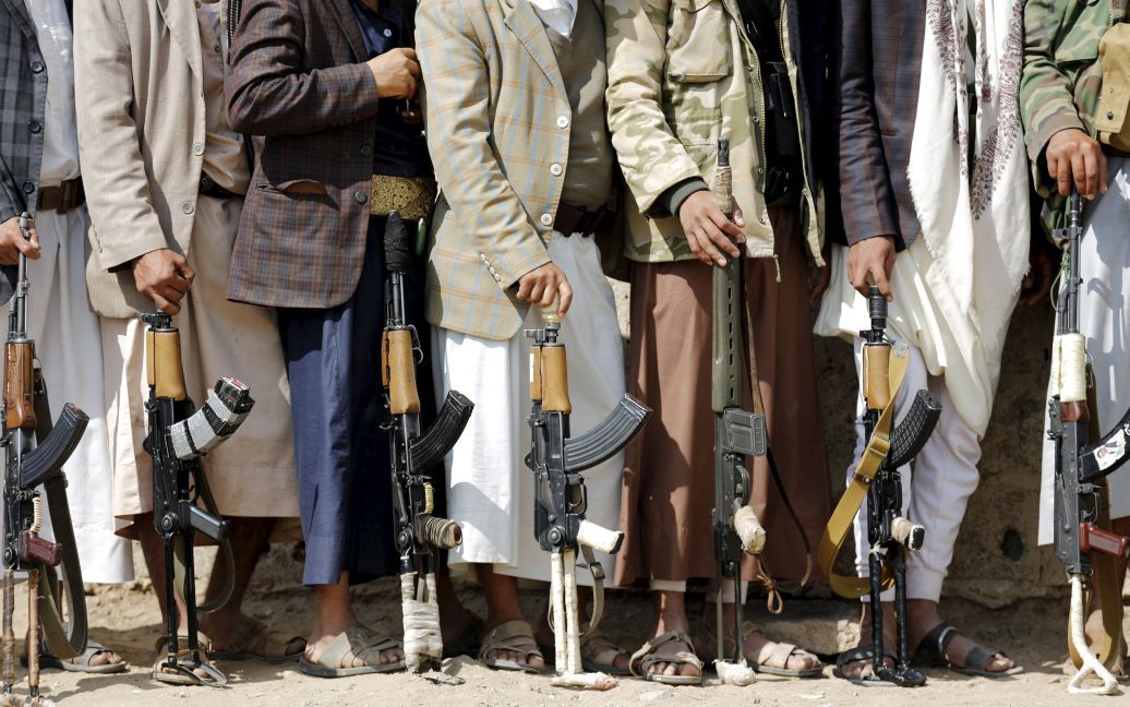 Одноплемінники, вірні руху Хуті, тримають свою зброю на мітингу підтримки повстанців у  столиці Ємену Сані. У Ємені триває громадянська війна між повстанцями-хуситами та урядовими військами. / © Reuters